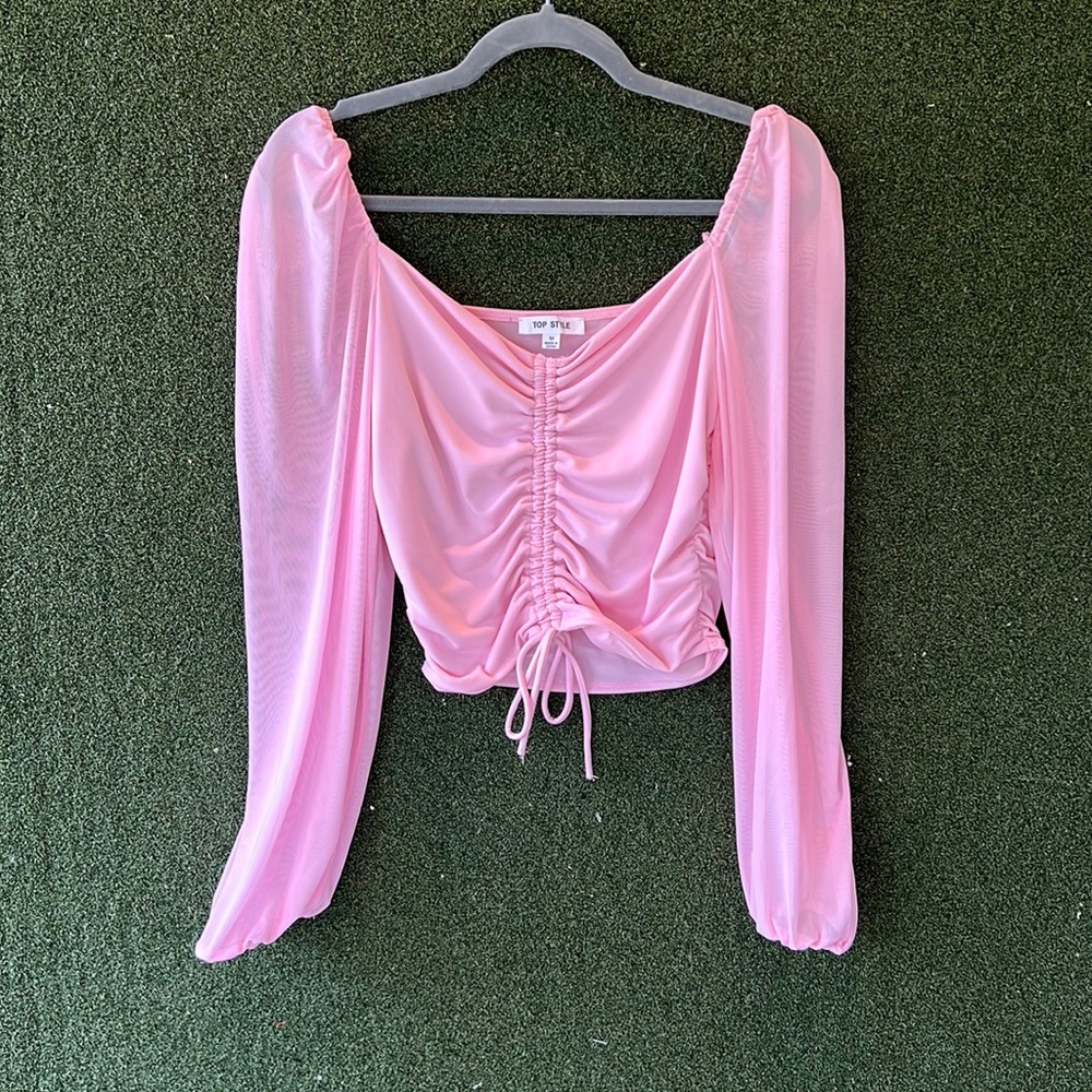 The CUTEST summer crop top! Perfect for an event, a date night, or girls night💗